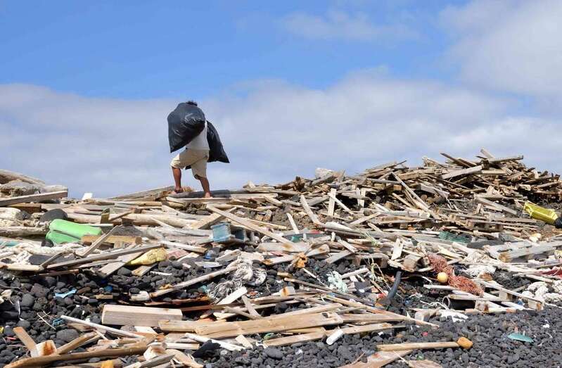 Uno de los investigadores del proyecto retirando basura de Alegranza / Jorge Cáceres